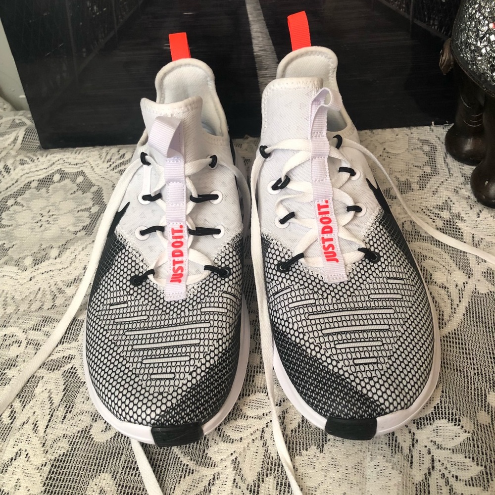 Nike - Picture 3 of 8
